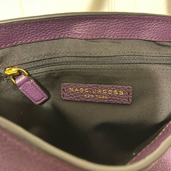 NWOT MARC JACOBS TRAVELER LEATHER MESSENGER BAG IN GRAPE - Picture 5 of 11